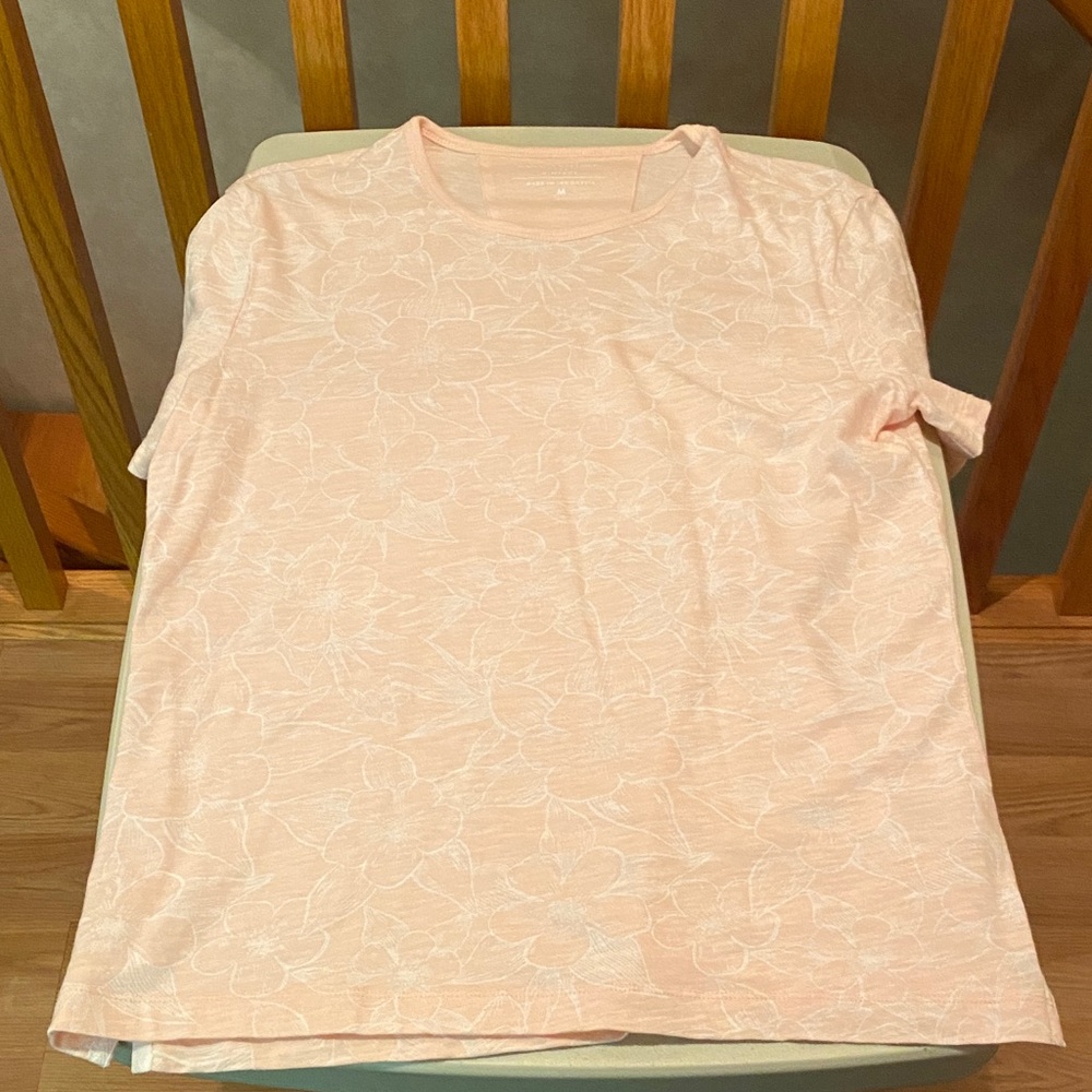Banana Republic short sleeve t-shirt. Size: M. Color: Light Pink/Cream/White